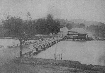 開削当時の十六橋水門の写真