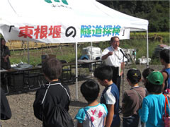 開会式で挨拶する長谷川理事長の写真