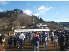 清掃活動の参加者たちの写真