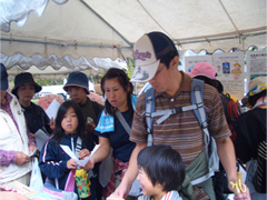 テント内のチラシなどを見る参加者の写真