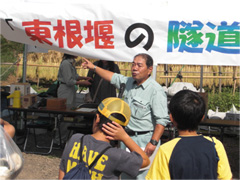 説明する石神事務局長の写真