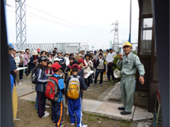 本郷発電所を見学している写真