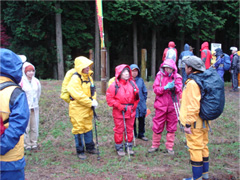 雨具を着ている参加者の写真
