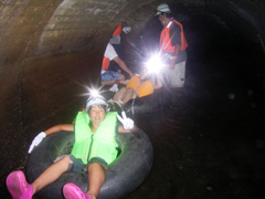 タイヤチューブによる隧道下りの写真