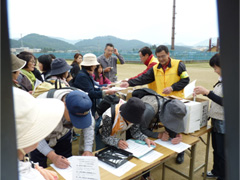 アンケートに答える参加者の写真