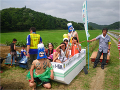 子供達を乗せた創作ボートの写真
