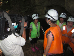 テレビ局よりインタビューを受ける参加者の写真