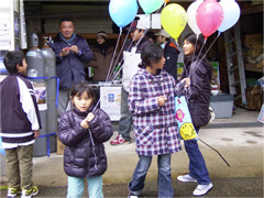風船を持った子どもたちの写真