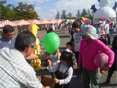 風船を配っている写真