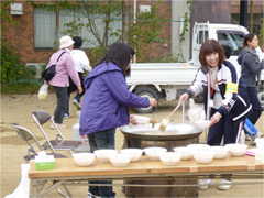 食事をふるまっている写真