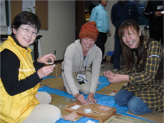 木工教室でキーホルダー作りをする参加者の写真