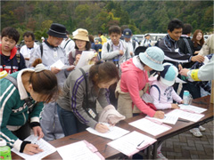 ゴール後アンケートに答える参加者の写真