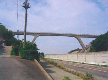 高速道路上を通る二合田用水路の写真