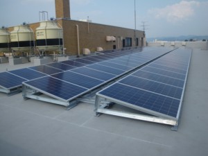 本会屋上に設置された太陽光発電所の写真