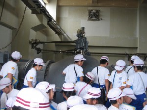 排水機場を見学する児童たちの写真