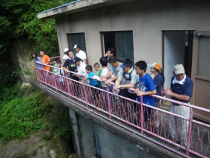 頭首工で説明を受ける参加者の写真