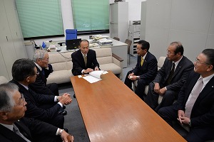 高村財務省主計局主計官への要請の様子