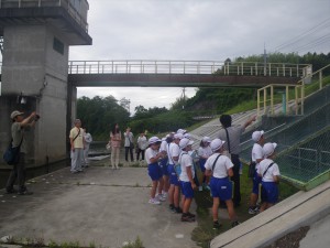 頭首工で説明を受ける児童たちの写真