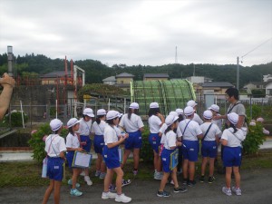 除塵機で説明を受ける児童たちの写真