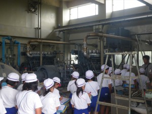 排水機場を見学する児童たちの写真