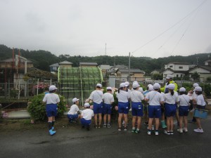 除塵機で説明を受ける児童たちの写真