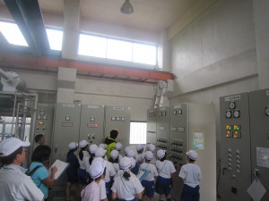排水機場で説明を受ける児童たちの写真