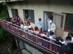 頭首工で説明を受ける参加者の写真