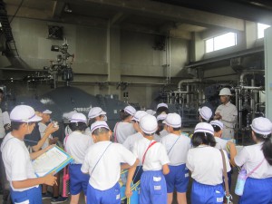 排水機場で説明を受ける児童たちの写真